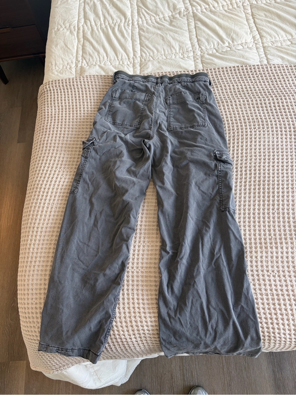 AE Dreamy Drape Stretch Cargo Super High-Waisted Baggy Wide-Leg Pant 4 short - Picture 3 of 6
